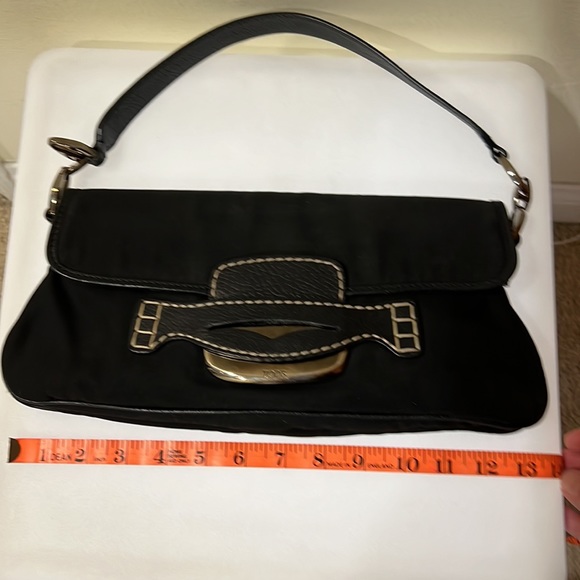 Tod’s black shoulder bag. - Picture 6 of 13